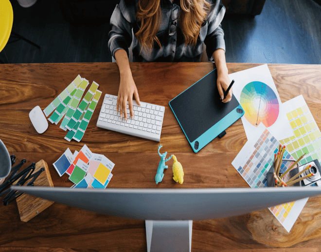 착붙다 디자이너가 스티커 인쇄 디자인을 교정하는 모습